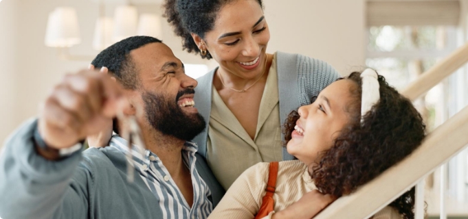 Uma familia, felizes se olhando e rindo.